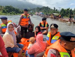 Brimob Sultra Evakuasi Warga Terdampak Banjir di Desa Linomoyo Konawe Utara