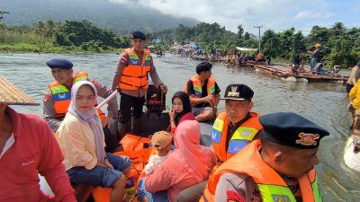 Brimob Sultra Evakuasi Warga Terdampak Banjir di Desa Linomoyo Konawe Utara