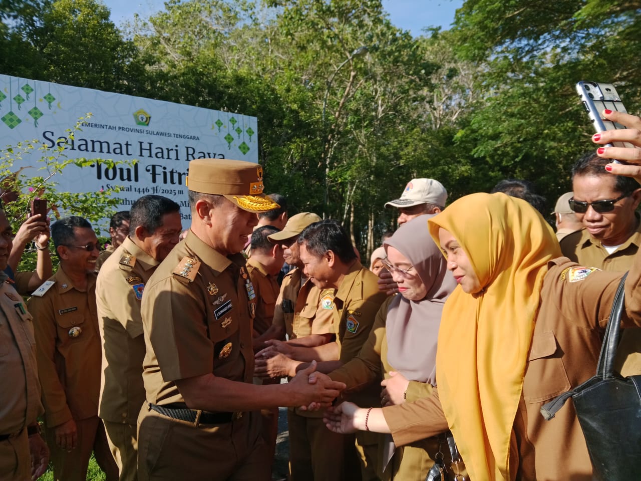 Gubernur Sultra, Andi Sumangerukka, saat menyalami ASN usai memimpin apel gabungan di halaman Kantor Gubernur Sultra.