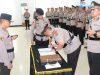 Kapolda Sultra, Irjen Pol Dwi Irianto, saat memimpin langsung pelaksanaan sertijab sejumlah pejabat utama Polda Sultra dan Kapolres di wilayah jajarannya, pada Rabu (9/4).