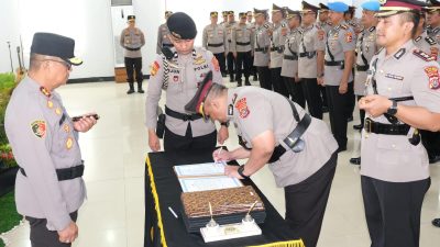 Kapolda Sultra Pimpin Sertijab Sejumlah Pejabat Utama dan Kapolres