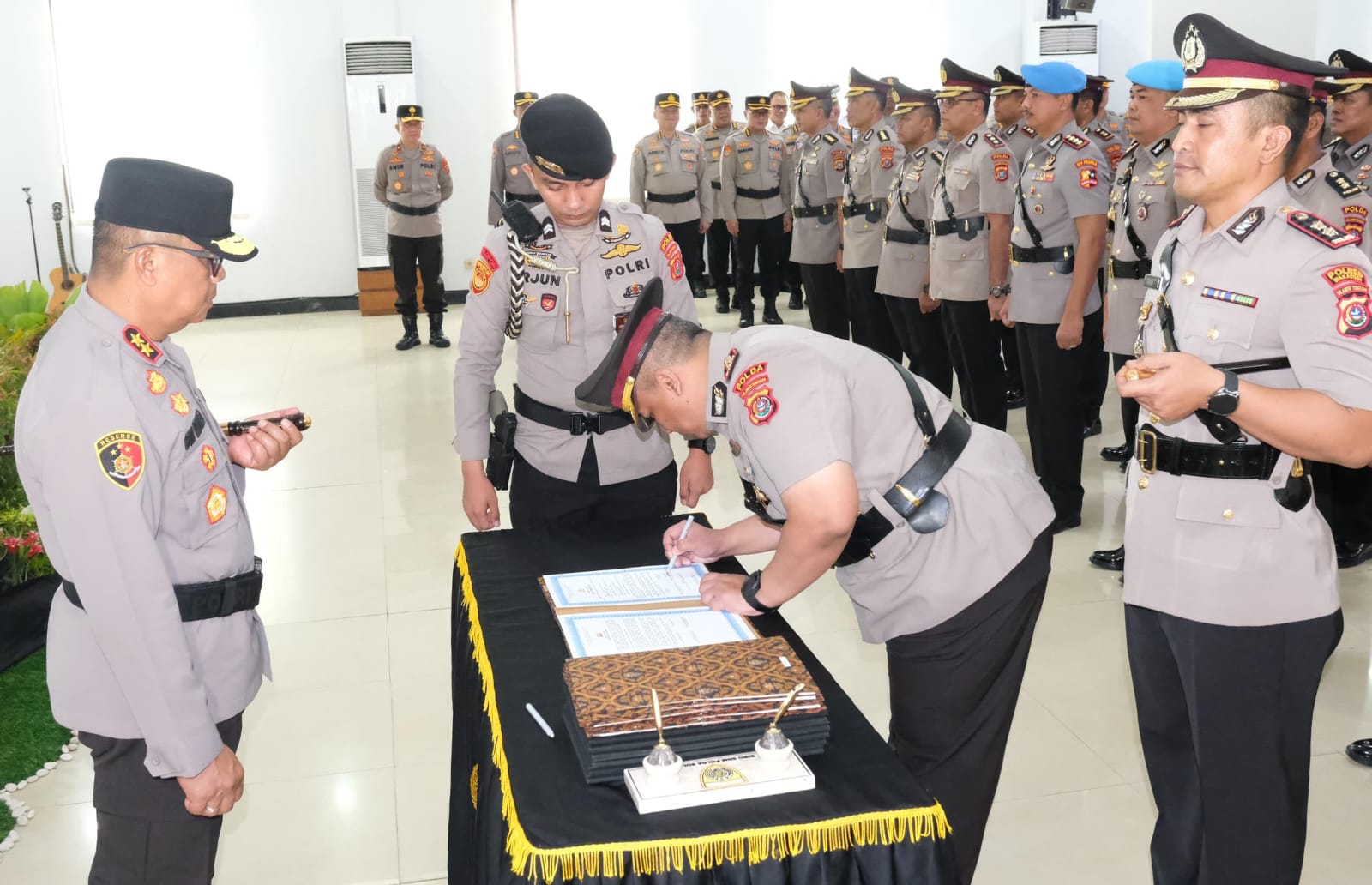 Kapolda Sultra, Irjen Pol Dwi Irianto, saat memimpin langsung pelaksanaan sertijab sejumlah pejabat utama Polda Sultra dan Kapolres di wilayah jajarannya, pada Rabu (9/4).