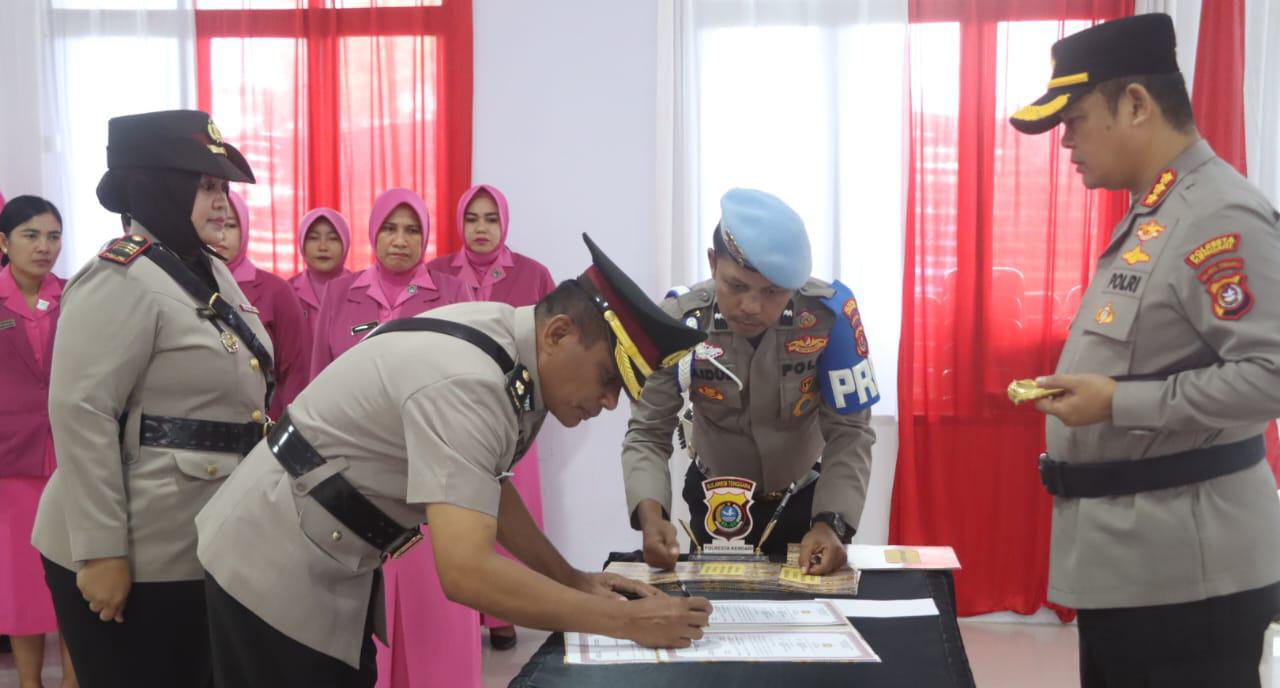 Kapolresta Kendari, Kombes Pol. Eko Widiantoro, saat memimpin prosesi Sertijab sejumlah pejabat utama di lingkungan Polresta Kendari.