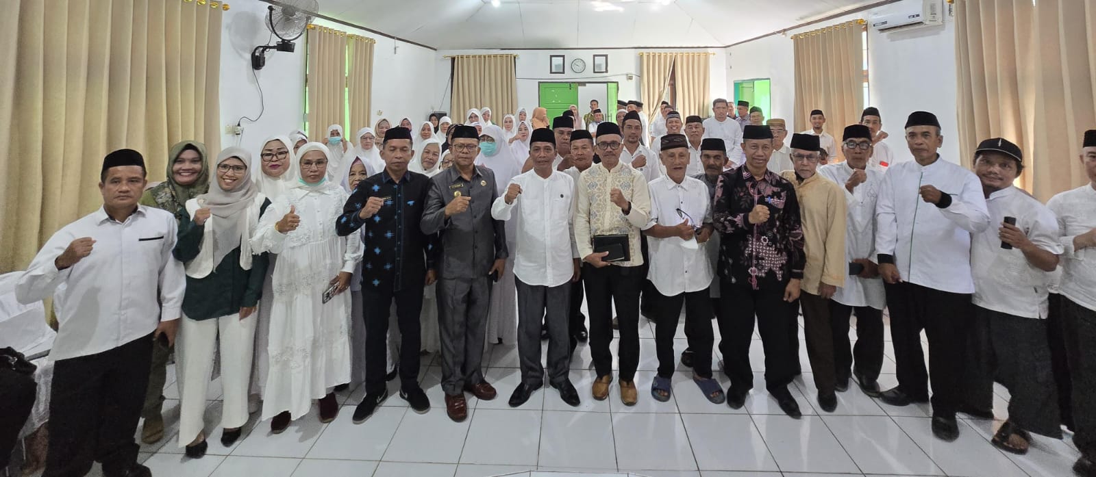 Kakanwil Kemenag Sultra, H. Muhamad Saleh, saat membuka kegiatan Bimbingan Manasik Haji Tingkat Kabupaten Konawe Utara (Konut), berlangsung di Aula Kantor Kemenag Konut.