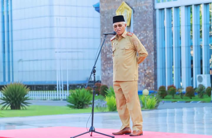 Sekda Sultra, Asrun Lio saat memimpin apel gabungan lingkup Pemprov Sultra bertempat di halaman Kantor Gubernur Sultra.
