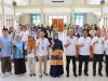 Foto bersama Ketua Dekranasda Sultra, Arinta Nila Hapsari (tengah) usai secara resmi membuka kegiatan Kick Off Program Inkubasi Wastra Tahun 2025 yang diselenggarakan oleh Kantor Perwakilan Bank Indonesia Sultra bertempat di Aula BPVP Kendari.