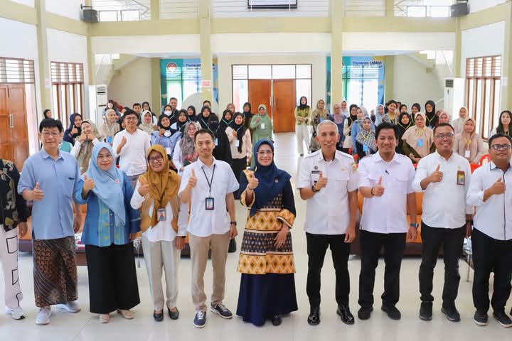 Foto bersama Ketua Dekranasda Sultra, Arinta Nila Hapsari (tengah) usai secara resmi membuka kegiatan Kick Off Program Inkubasi Wastra Tahun 2025 yang diselenggarakan oleh Kantor Perwakilan Bank Indonesia Sultra bertempat di Aula BPVP Kendari.
