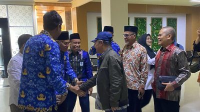 Mewakili Gubernur, Mayjen TNI (Purn) Andi Sumangerukka, Sekda Sultra, Drs H Asrun Lio MHum PhD saat menyambut kehadiran Menteri Pendidikan Dasar dan Menengah RI (Mendikdasmen), Prof Abdul Mu'ti M Ed, Kamis (17/4) di Bandara Udara Haluoleo Kendari.