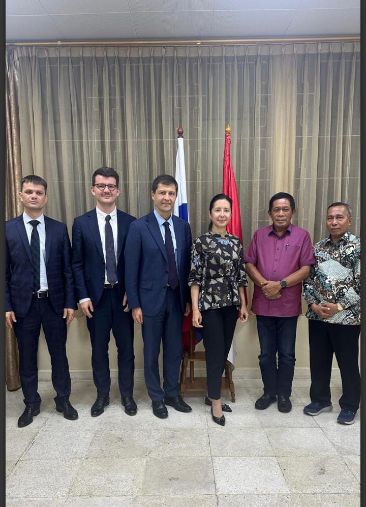 Wakil Gubernur Sultra Hugua (kedua kanan) bersama anggota Dewan Energi Nasional (DEN) Musri Mawaledha (kanan) usai melakukan pertemuan dengan Kantor Perwakilan Dagang Rusia di Jakarta. (Dok. Istimewa)