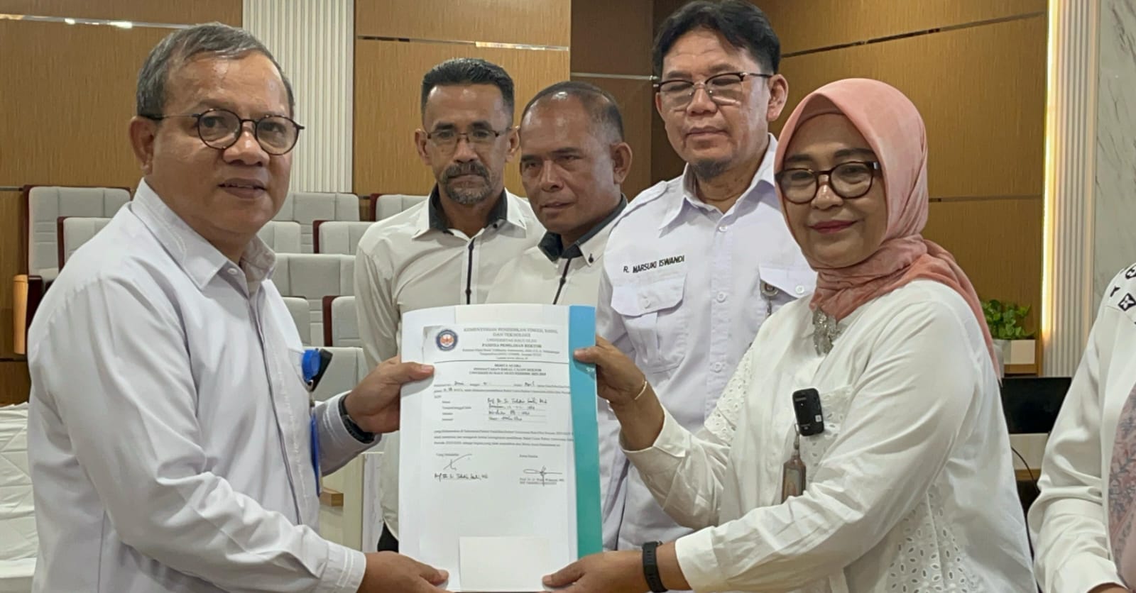 Direktur Pascasarjana Universitas Halu Oleo (UHO), Prof Takdir Saili, resmi mendaftarkan diri sebagai bakal calon Rektor UHO periode 2025–2029.