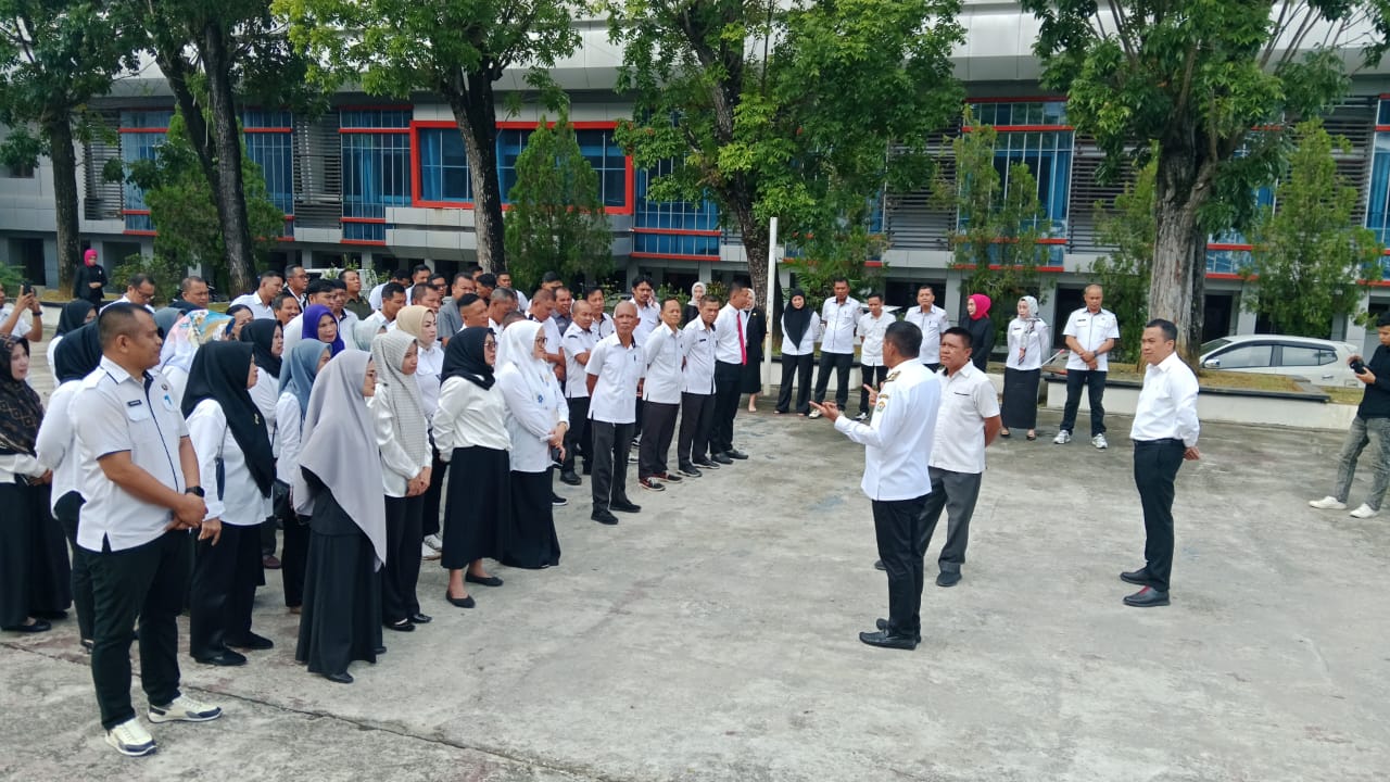 Wagub Sultra Hugua saat melakukan sidak di Kantor DPRD Sultra.