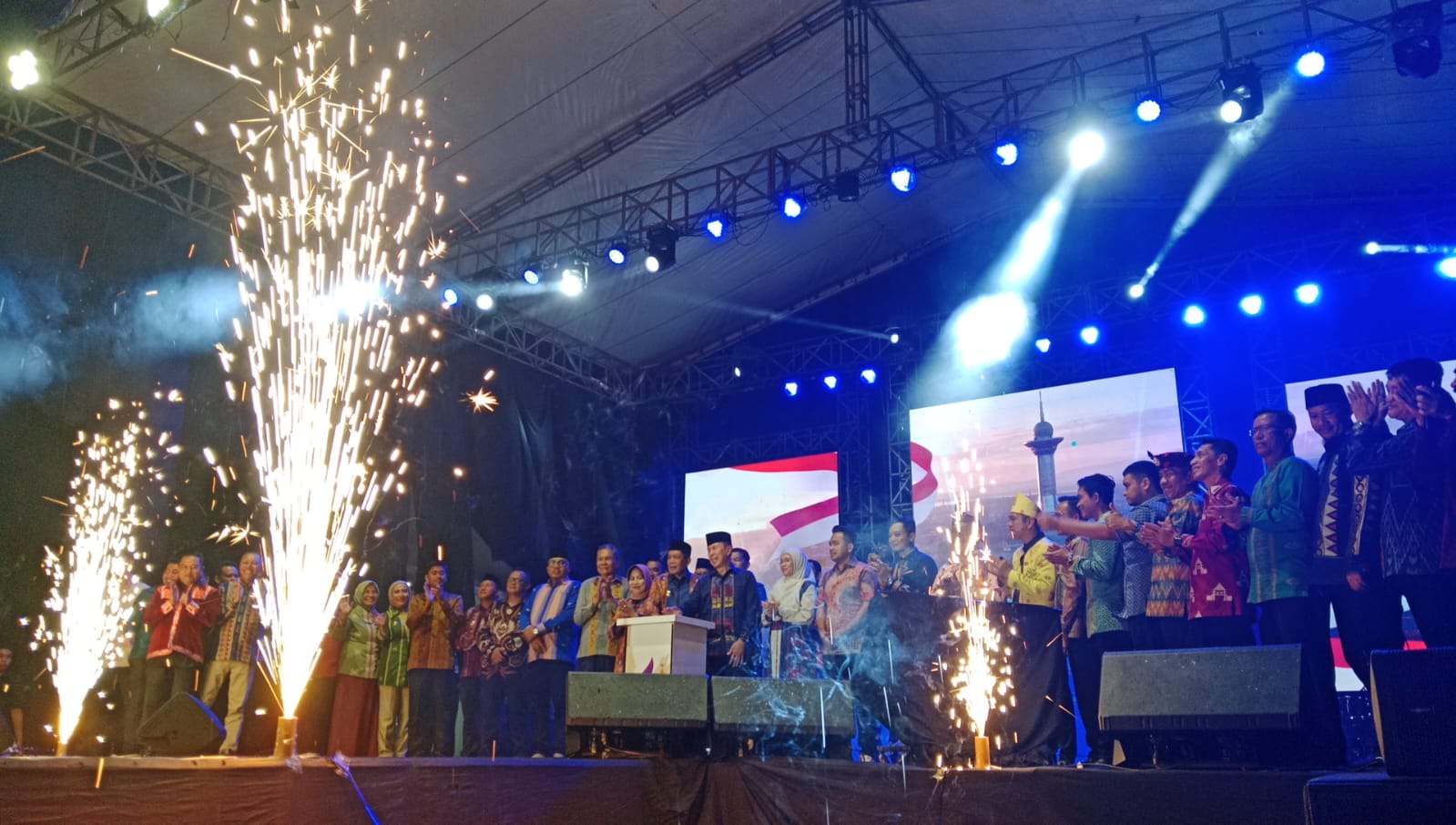 Gubernur Sultra Andi Sumangerukka didampingi Wakil Gubernur Hugua, Bupati Wali Kota se Sultra secara resmi membuka Festival Harmoni Sultra dalam rangka perayaan HUT ke-61 Provinsi Sultra, bertempat di Lapangan Gelora Kolaka, Kamis (24/4) malam.