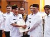 Menteri ATR/BPN RI, Nusron Wahid, saat melakukan kunjungan kerja di Sulawesi Tenggara dalam rangka Rapat Koordinasi Pertanahan dan Penataan Ruang sekaligus menyerahkan sertifikat tanah, terdiri sertifikat aset milik Pemprov Sultra, pemerintah kabupaten/kota, dan sertifikat tanah wakaf rumah ibadah yang berlangsung di Ruang Pola Kantor Gubernur, Rabu (28/5).