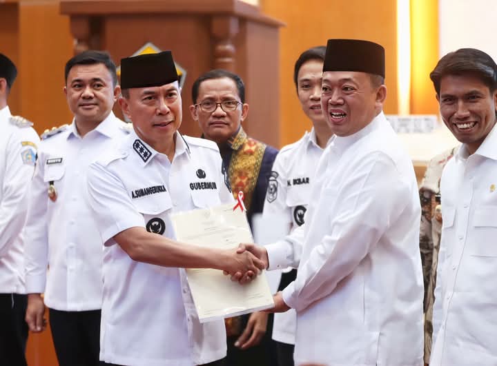 Menteri ATR/BPN RI, Nusron Wahid, saat melakukan kunjungan kerja di Sulawesi Tenggara dalam rangka Rapat Koordinasi Pertanahan dan Penataan Ruang sekaligus menyerahkan sertifikat tanah, terdiri sertifikat aset milik Pemprov Sultra, pemerintah kabupaten/kota, dan sertifikat tanah wakaf rumah ibadah yang berlangsung di Ruang Pola Kantor Gubernur, Rabu (28/5).