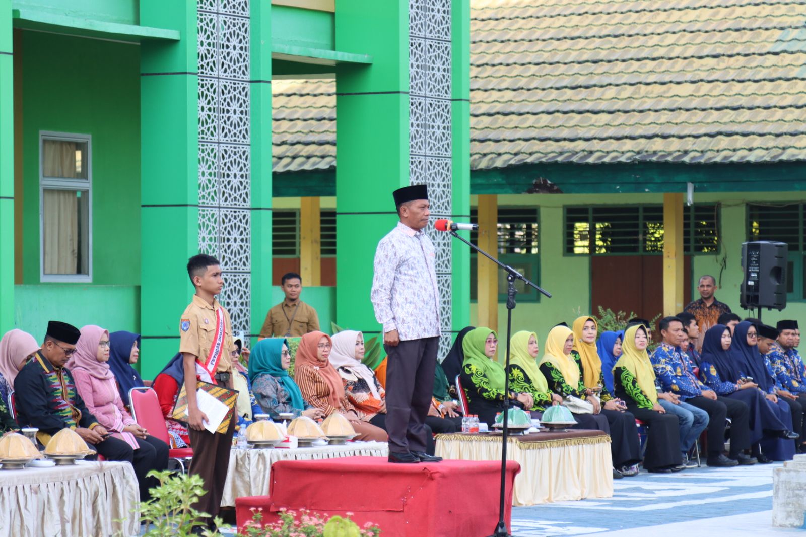 Kanwil Kemenag Sultra saat memperingati Hardiknas tahun 2025 yang dipusatkan di pelataran MAN 1 Kendari, Jumat (2/5).