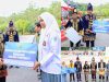 Sekda Sultra, Asrun Lio didampingi Kepala Dikbud Sultra, Yusmin saat menyerahkan beasiswa untuk pelajar hingga S3 di peringatan Hardiknas 2025. 