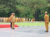 Wagub Sultra Hugua, saat memimpin apel gabungan ASN lingkup Pemprov Sultra di Lapangan Kantor Gubernur Sultra.