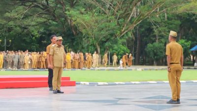 Wagub Sultra Hugua, saat memimpin apel gabungan ASN lingkup Pemprov Sultra di Lapangan Kantor Gubernur Sultra.