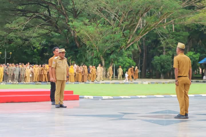 Wagub Sultra Hugua, saat memimpin apel gabungan ASN lingkup Pemprov Sultra di Lapangan Kantor Gubernur Sultra.