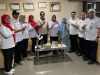 Direktur RSUD Bahteramas Sultra, dr. H. Hasmuddin SpB (tiga dari kanan) foto bersama keluarga korban dan pendamping di RSUD Bahteramas Sultra, Rabu (7/5). (Dok.Istimewa)
