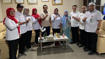 Direktur RSUD Bahteramas Sultra, dr. H. Hasmuddin SpB (tiga dari kanan) foto bersama keluarga korban dan pendamping di RSUD Bahteramas Sultra, Rabu (7/5). (Dok.Istimewa)