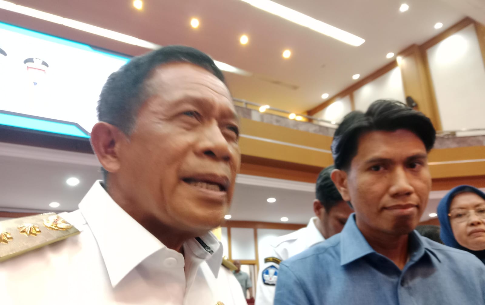 Wagub Sultra, Hugua bersama Wakil Ketua Komisi II DPR RI Bahtra, dalam rapat yang membahas pengawasan pelaksanaan dan pengelolaan BUMD, BLUD serta BMN/BMD bertempat Ruang Pola Kantor Gubernur Sultra.