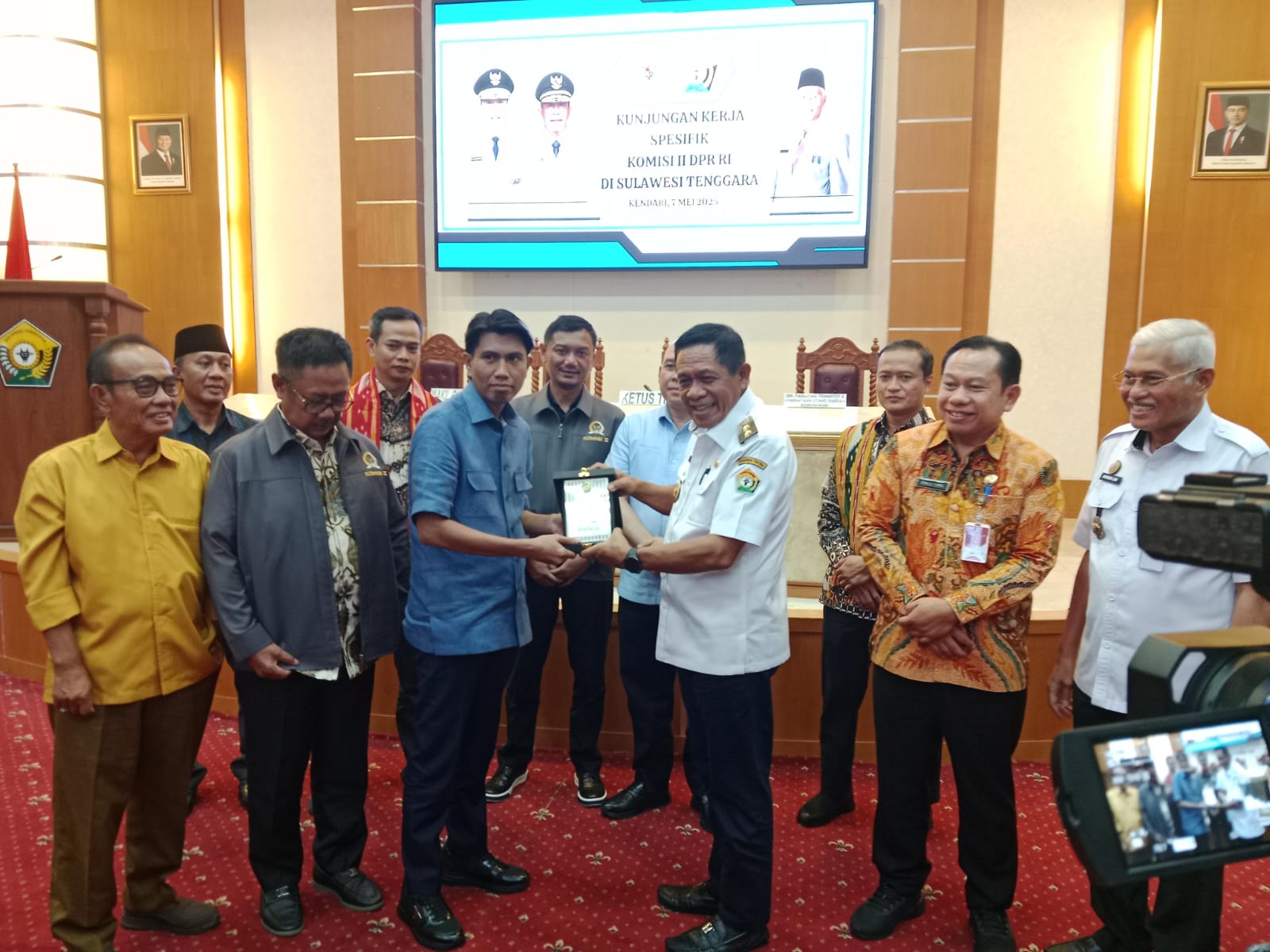 Wagub Sultra, Hugua bersama Komisi II DPR RI dalam rapat yang membahas pengawasan pelaksanaan dan pengelolaan BUMD, BLUD serta BMN/BMD bertempat Ruang Pola Kantor Gubernur Sultra.