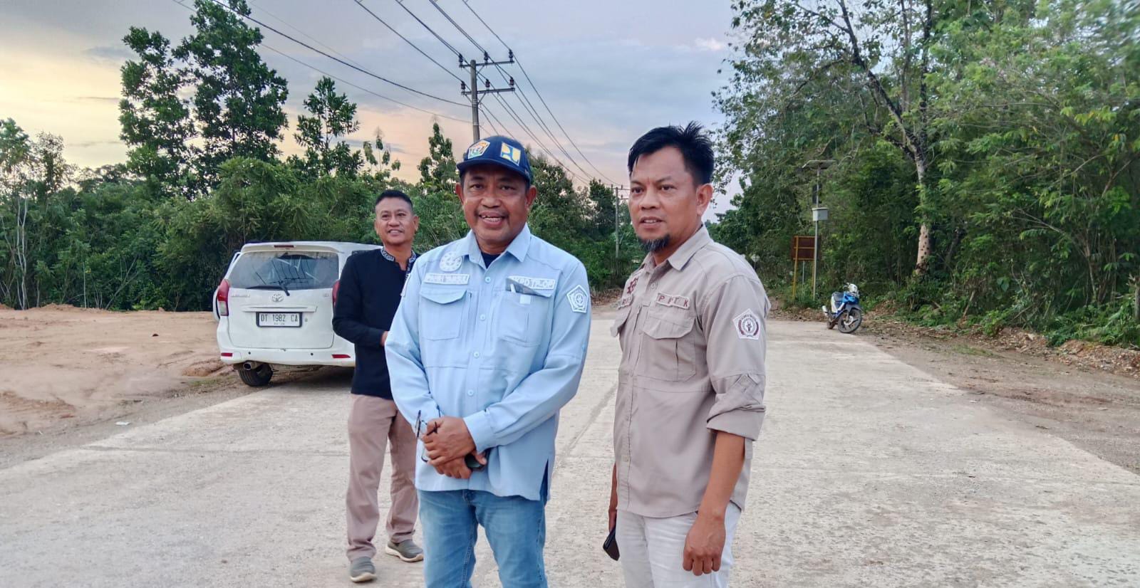 Kepala Dinas Sumber Daya Air dan Bina Marga Sultra, Pahri Yamsul bersama tim saat dilokasi ruas jalan Alangga-Tinanggea, Konawe Selatan