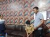 Kepala Dikbud Sultra, Yusmin (kanan) bersama pelaku berisial F (kiri) yang menyamar sebagai pelajar saat diamankan di Mapolresta Kendari.