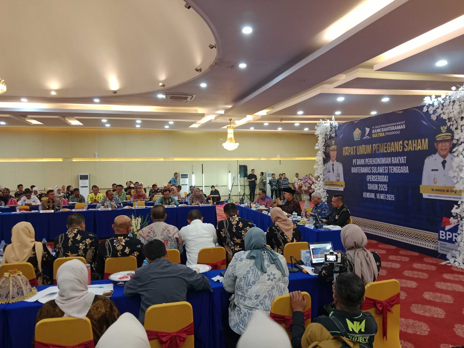 PT BPR Bahteramas Sultra saat melakukan RUPS bersama para pemegang saham di salah satu hotel di Kendari, Jumat (16/5).