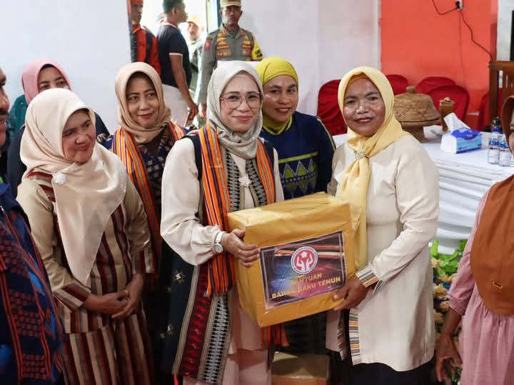 Ketua Dekranasda Sultra, Arinta Andi Sumangerukka, saat melakukan kunjungan kerja ke Desa Masalili, Kecamatan Kontunaga, Kabupaten Muna.
