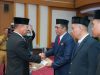 Gubernur Sultra, Andi Sumangerukka saat menyerahkan surat perintah sebagai pelaksana tugas kepada tiga guru besar UHO disejumlah perangkat daerah di Pemprov Sultra.