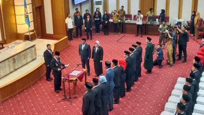 Gubernur Sultra Andi Sumangerukka resmi melantik 13 pejabat defenitif dan menyerahkan surat perintah tugas kepada 13 Plt lingkup Pemprov Sultra, bertempat di Ruang Pola Kantor Gubernur, Senin (26/5).