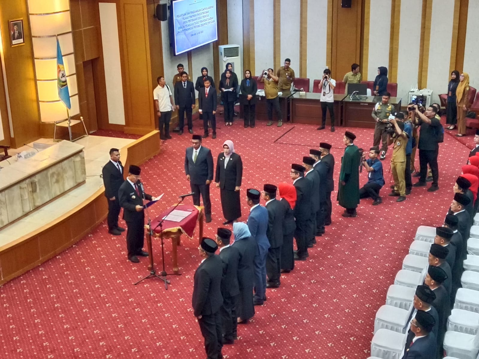 Gubernur Sultra Andi Sumangerukka resmi melantik 13 pejabat defenitif dan menyerahkan surat perintah tugas kepada 13 Plt lingkup Pemprov Sultra, bertempat di Ruang Pola Kantor Gubernur, Senin (26/5).