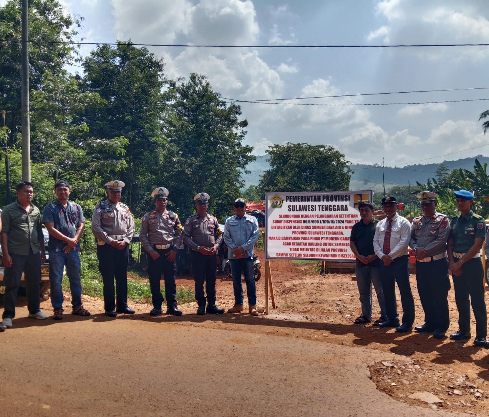 Pemprov Sultra melalui Dinas Sumber Daya Air (SDA) dan Bina Marga Sultra bersama tim terpadu secara resmi menutup aktivitas hauling PT MCM di Kecamatan Puriala, Kabupaten Konawe, Senin (26/5).