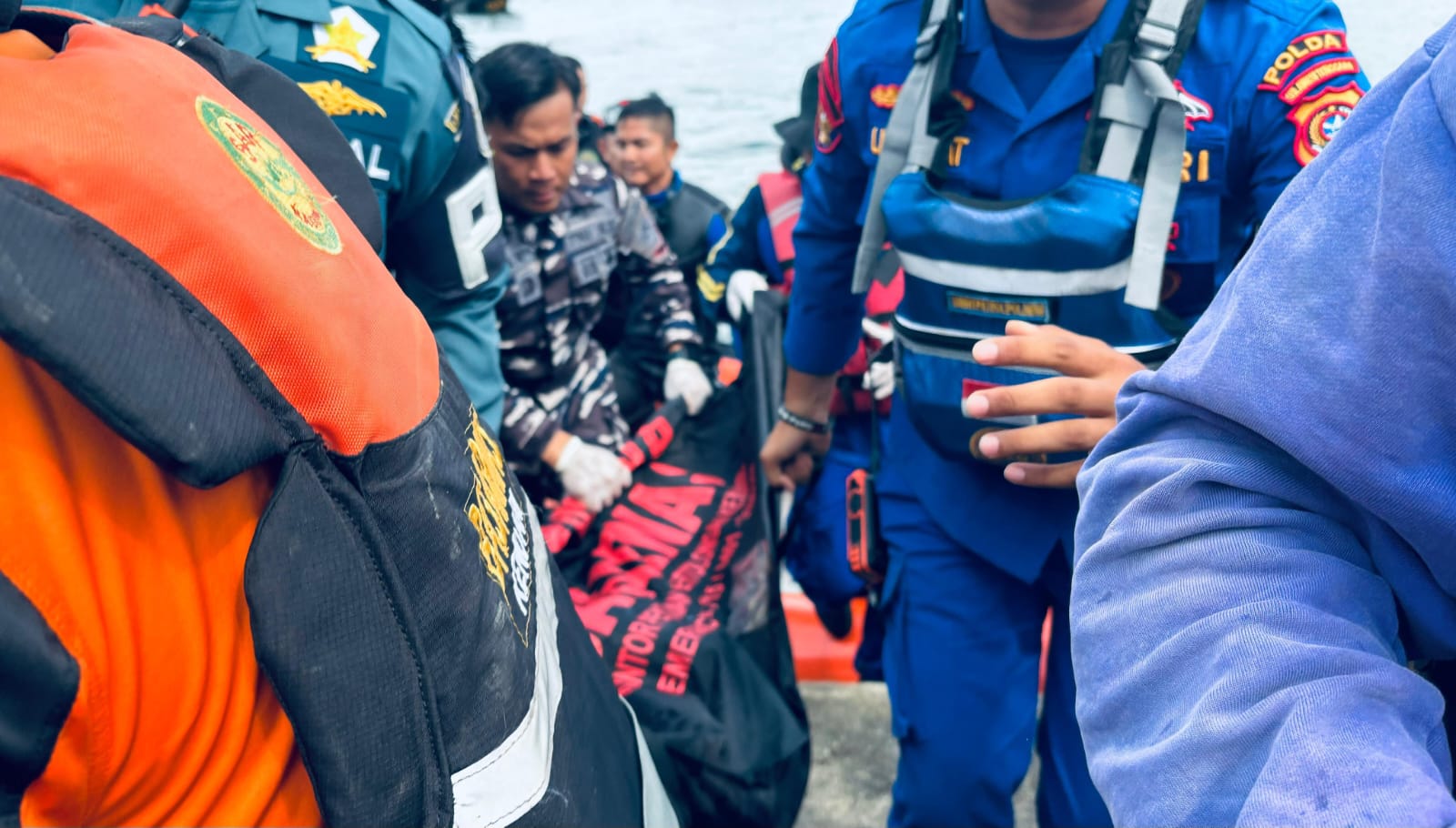 Operasi pencarian dan pertolongan terhadap seorang pria yang melompat dari Jembatan Teluk Kendari ditemukan meninggal dunia.
