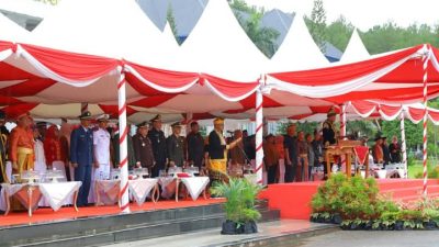 Wagub Sultra, Hugua saat bertindak sebagai inspektur upacara peringatan Hari Lahir (Harla) Pancasila Tahun 2025, yang berlangsung khidmat di halaman Kantor Gubernur Sultra, Minggu (1/6).