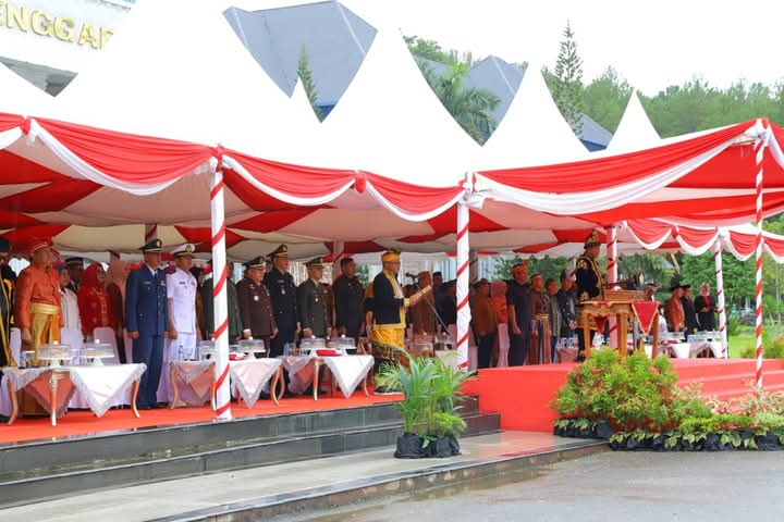 Wagub Sultra, Hugua saat bertindak sebagai inspektur upacara peringatan Hari Lahir (Harla) Pancasila Tahun 2025, yang berlangsung khidmat di halaman Kantor Gubernur Sultra, Minggu (1/6).