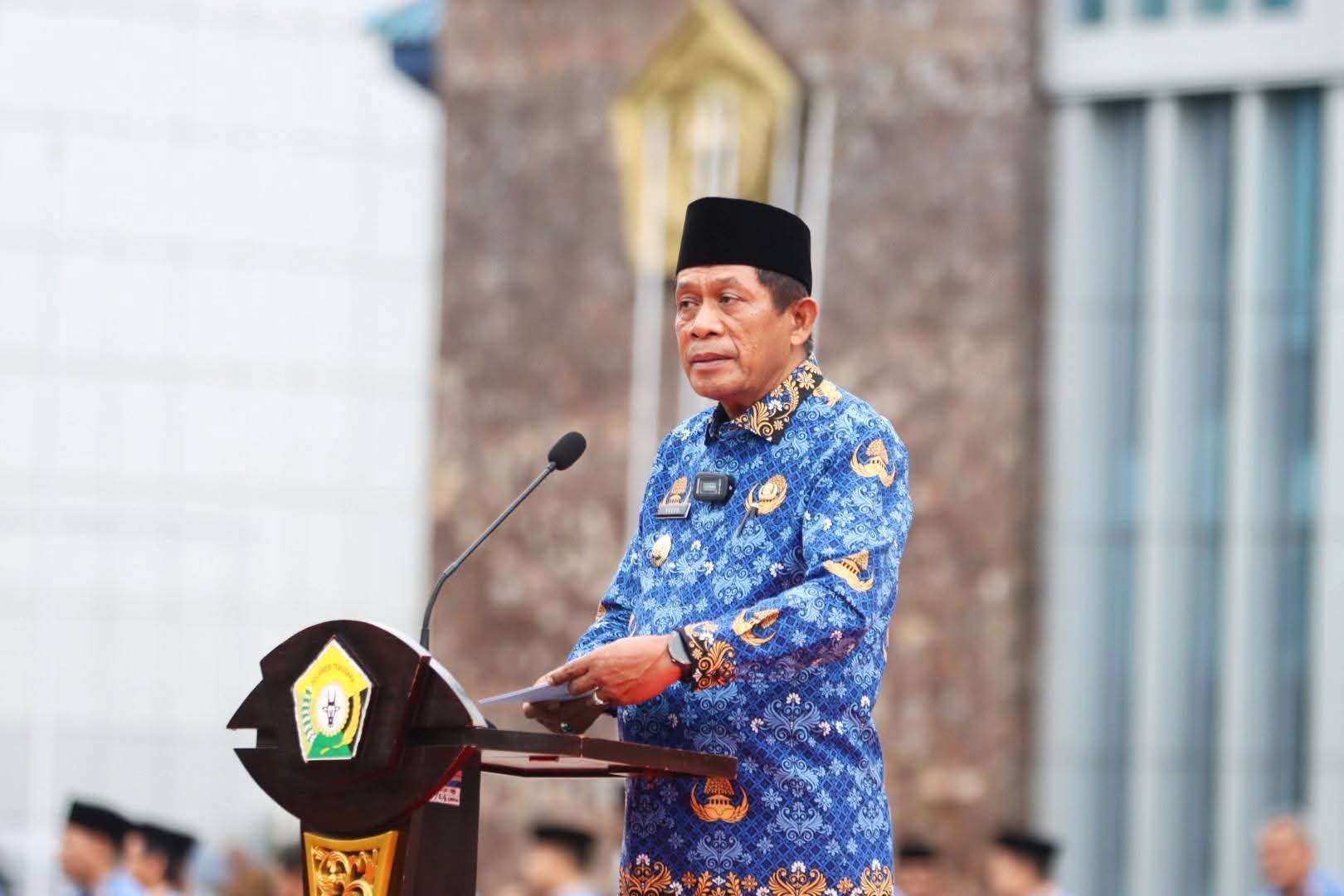 Wagub Sultra, Hugua, saat memimpin langsung upacara peringatan Hari Kesadaran Nasional (HKN) yang digelar di halaman Kantor Gubernur Sultra, Selasa (17/6).