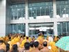 Sekda Sultra Drs H. Asrun Lio MHum PhD, saat memimpin apel Gabung ASN lingkup Pemprov Sultra di Halaman Kantor Gubernur Sultra, Senin (23/6) pagi. 
