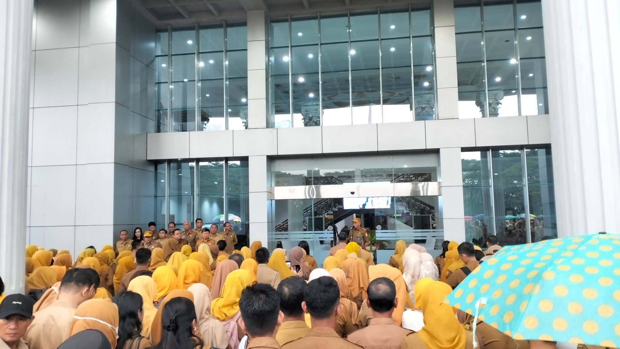 Sekda Sultra Drs H. Asrun Lio MHum PhD, saat memimpin apel Gabung ASN lingkup Pemprov Sultra di Halaman Kantor Gubernur Sultra, Senin (23/6) pagi. 
