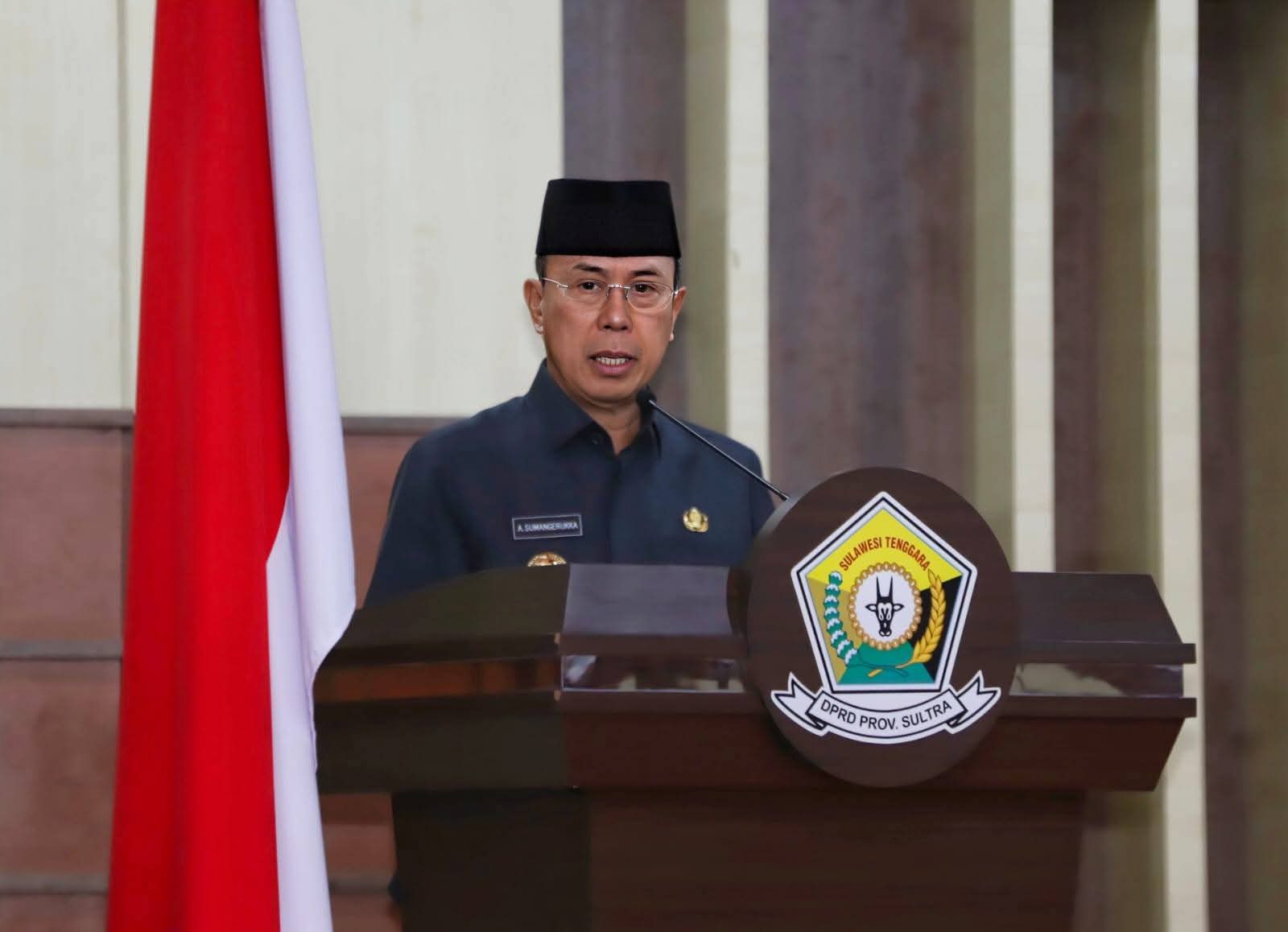 Gubernur Sultra, Mayjen TNI (Purn) Andi Sumangerukka, saat menghadiri Rapat Paripurna DPRD Sultra dalam rangka penyampaian jawaban gubernur atas pemandangan umum fraksi-fraksi DPRD terhadap Ranperda tentang pertanggungjawaban pelaksanaan APBD Provinsi Sultra tahun anggaran 2024 bertempat di ruang Paripurna Gedung A Sekretariat DPRD Sultra, pada Rabu (25/6).