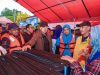 Gubernur Sultra, Mayjen TNI (Purn) Andi Sumangerukka, saat meninjau lokasi banjir yang melanda wilayah Kelurahan Lepo-Lepo, Kecamatan Baruga, Kota Kendari. (Dok.Istimewa) 