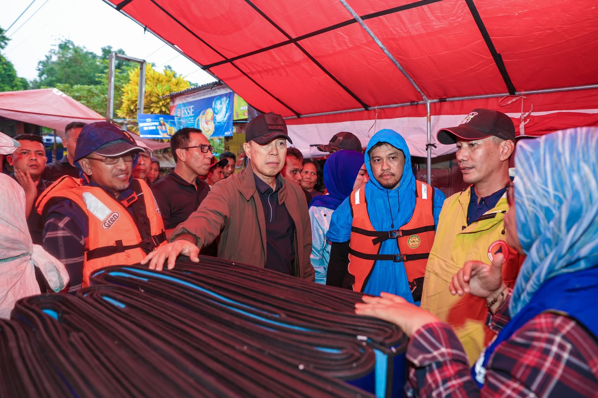 Gubernur Sultra, Mayjen TNI (Purn) Andi Sumangerukka, saat meninjau lokasi banjir yang melanda wilayah Kelurahan Lepo-Lepo, Kecamatan Baruga, Kota Kendari. (Dok.Istimewa) 