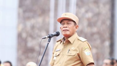 Wagub Sultra, Hugua, saat memimpin apel gabungan ASN lingkup Pemprov Sultra di Lapangan Kantor Gubernur.