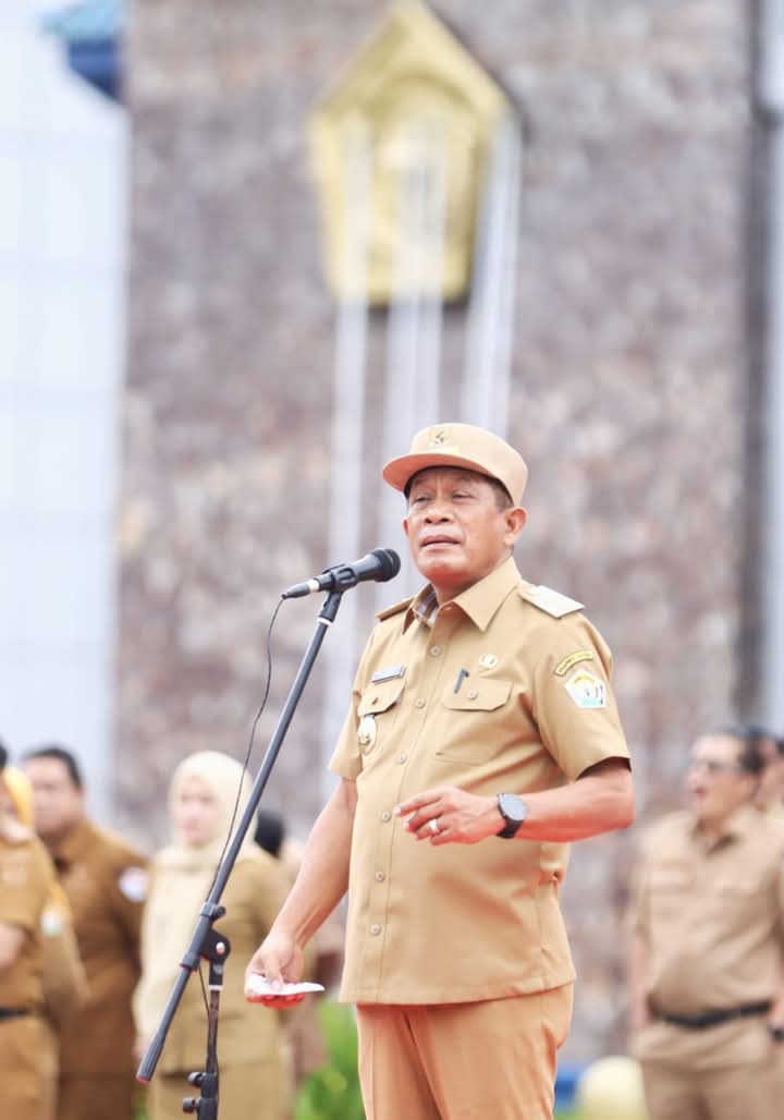 Wagub Sultra, Hugua, saat memimpin apel gabungan ASN lingkup Pemprov Sultra di Lapangan Kantor Gubernur.