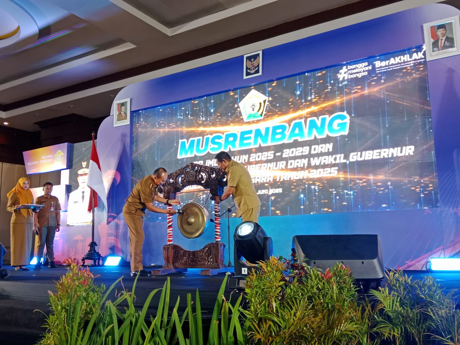 Gubernur Sultra Andi Sumangerukka didampingi Wakil Gubernur Sultra Hugua membuka secara resmi Musrenbang RPJMD, yang dirangkaikan dengan Ekspose 100 hari kerja Gubernur dan Wakil Gubernur Sultra bertempat di Sahid Azizah Syariah Hotel & Convention Kendari.