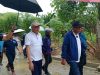 Wagub Sultra, Hugua, bersama Sekda Sultra, Asrun Lio, saat meninjau langsung kegiatan kerja bakti di lahan milik Pemprov Sultra yang berlokasi di samping Same Hotel Kendari, Kelurahan Kemaraya, Kecamatan Kendari Barat.