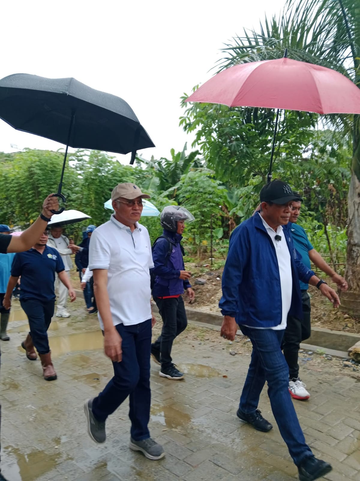 Wagub Sultra, Hugua, bersama Sekda Sultra, Asrun Lio, saat meninjau langsung kegiatan kerja bakti di lahan milik Pemprov Sultra yang berlokasi di samping Same Hotel Kendari, Kelurahan Kemaraya, Kecamatan Kendari Barat.