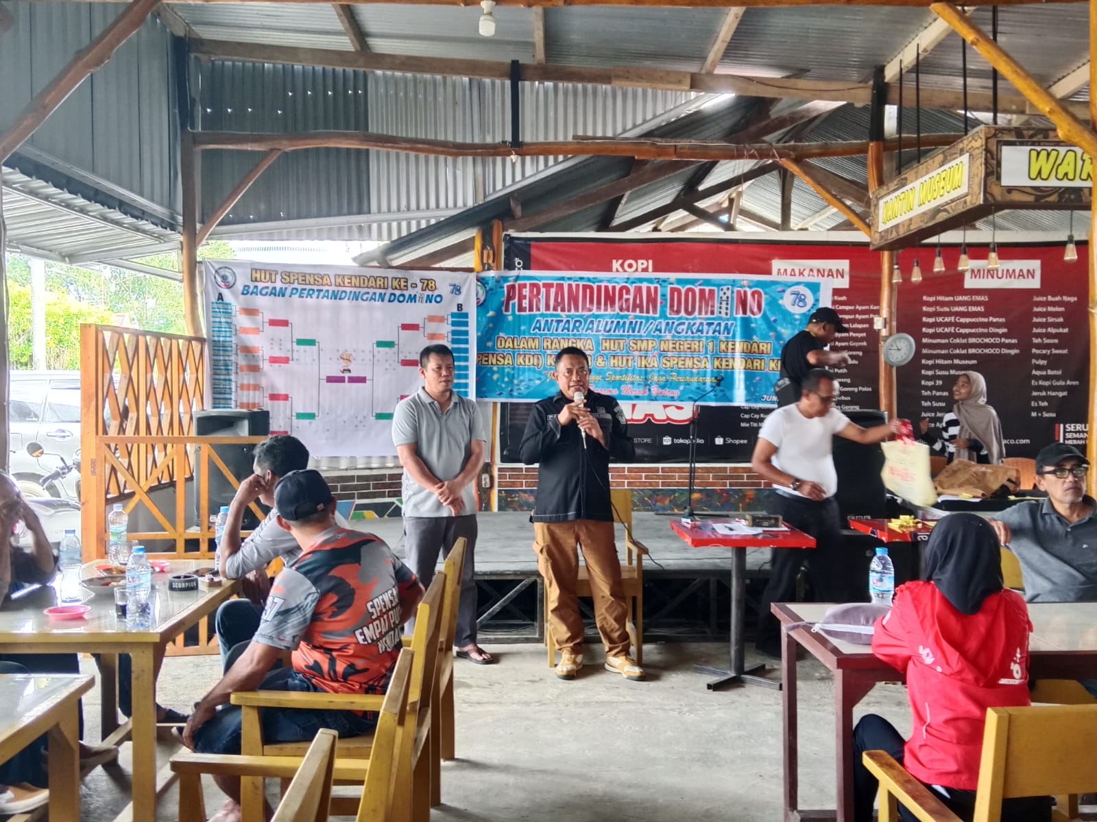 Pertandingan domino antar alumni di Warkop Museum yang secara resmi dibuka oleh Ketua IKA Spensa Kendari, Pahri Yamsul.